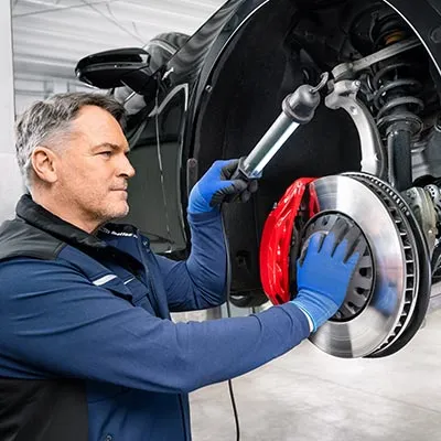 Bremsscheibe und Bremssattel in der Werkstatt